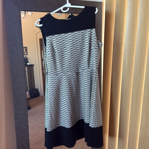 Roz & Ali Black and White Patterned midi Dress - Picture 4 of 4